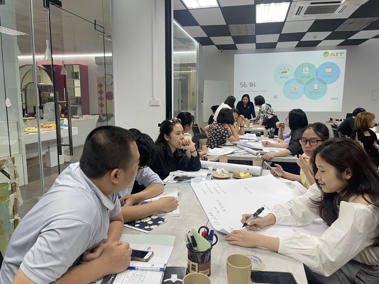 Đào tạo trực tiếp QTKD chuyên sâu về kiến thức Giám đốc điều hành doanh nghiệp (CEO) cho DNNVV do phụ nữ làm chủ, DNNVV sử dụng nhiều lao động nữ